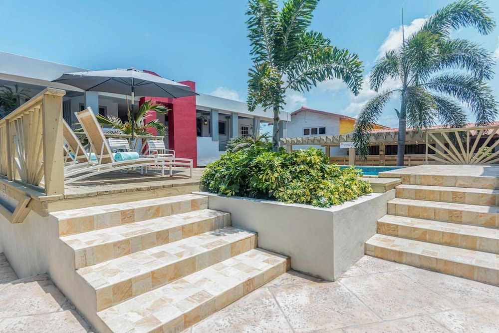 2BR 1BA Ground Level in the Heart of Aruba Pool