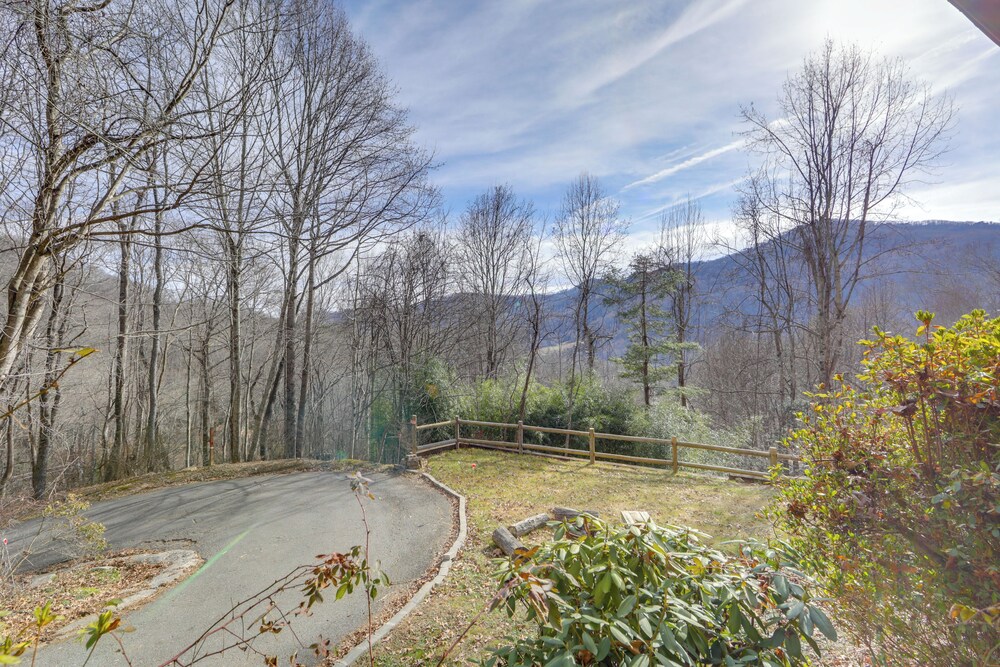 Walk to Golf Course, Mtn-view Maggie Valley Duplex