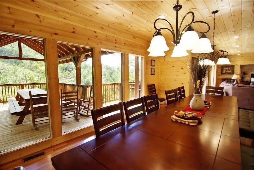 Pemberley Manor - 7 Bedrooms, 7.5 Baths, Sleeps 30 Home by RedAwning