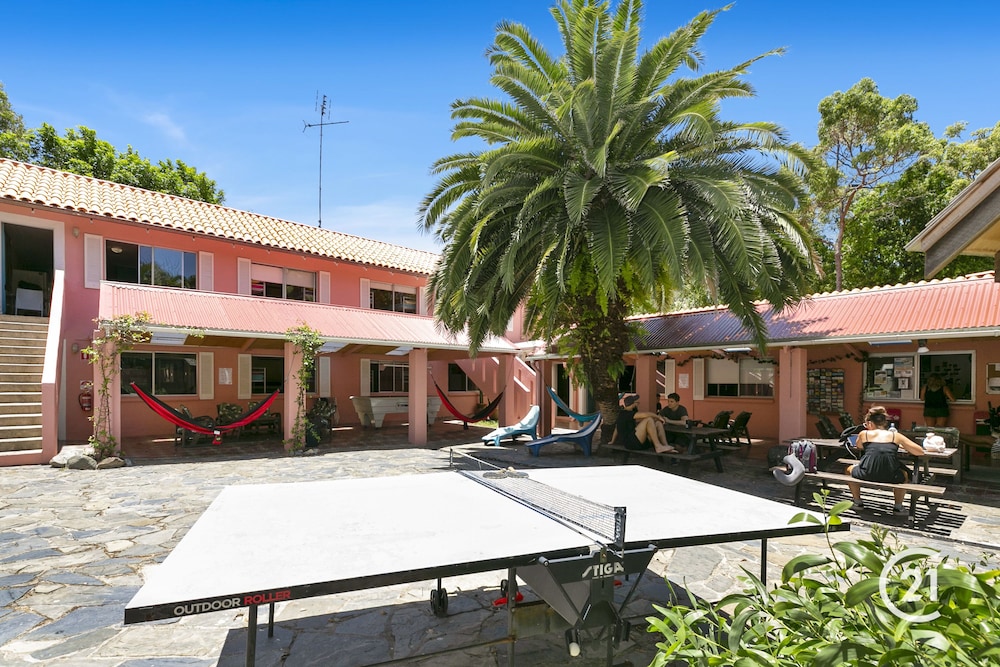 Dolphins Beach House - Hostel
