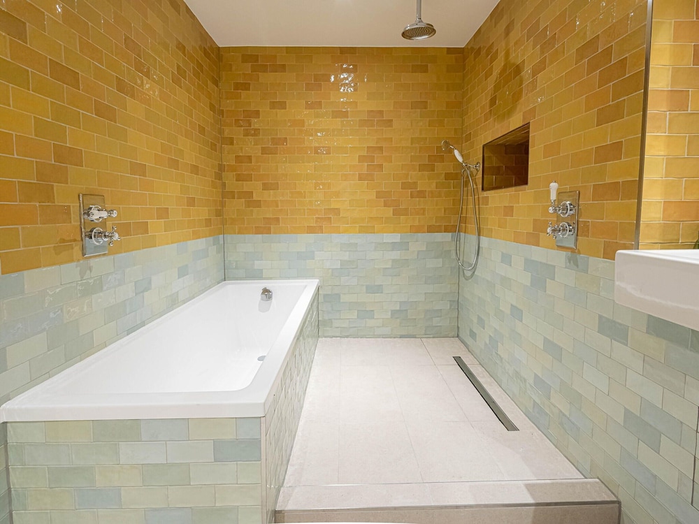 Three Bedroom Near Brick Lane by Belvilla