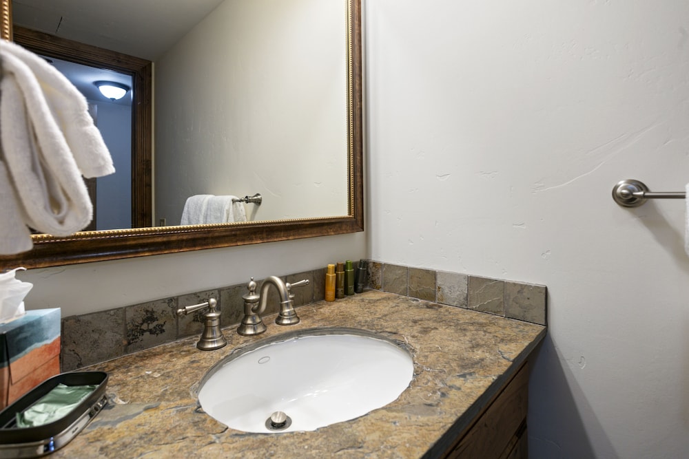 Grand Lodge - Three Bedroom #401 - Ski-in/ski-out 3 Condo