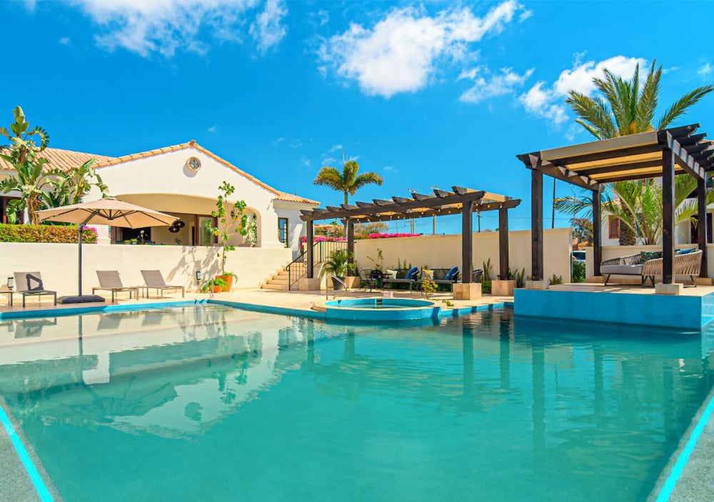 Family Home Private Garden and Jacuzzi