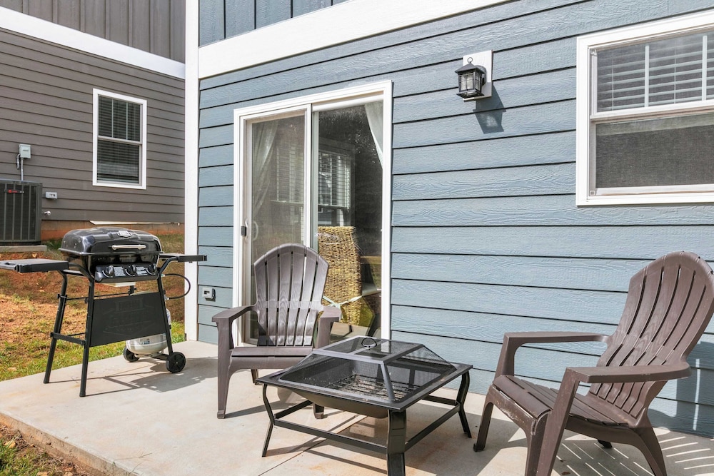 White Pine & Red Bud Buyout by Avantstay 2 Home Buyout Sleeps 16!