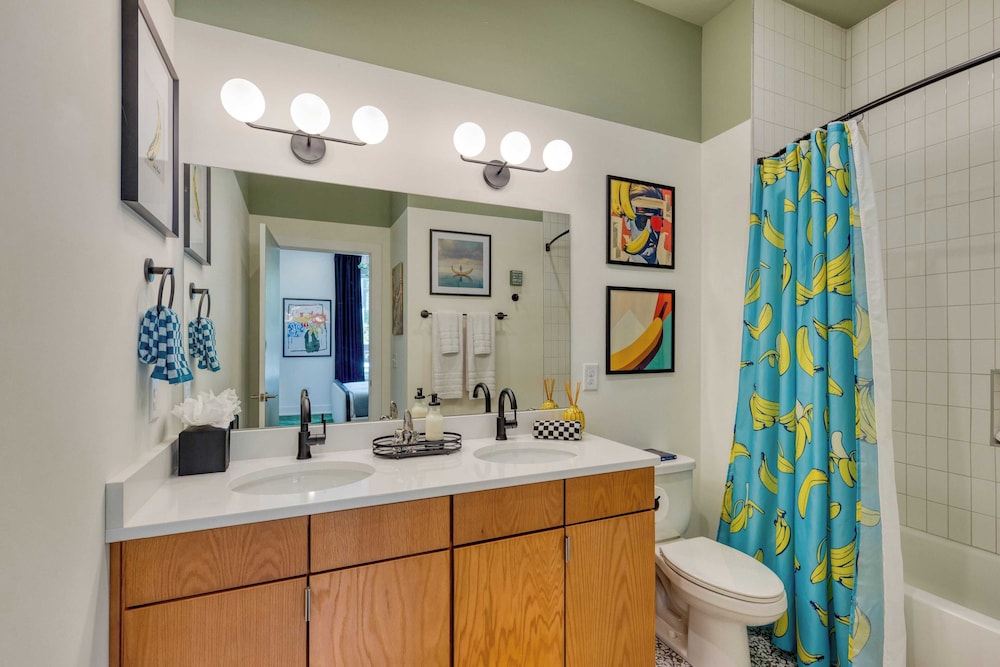 Sleeps 16 2 Homes Next Door + Walk to Dining & Music Lischey Loft & The Bloom House by Avantstay