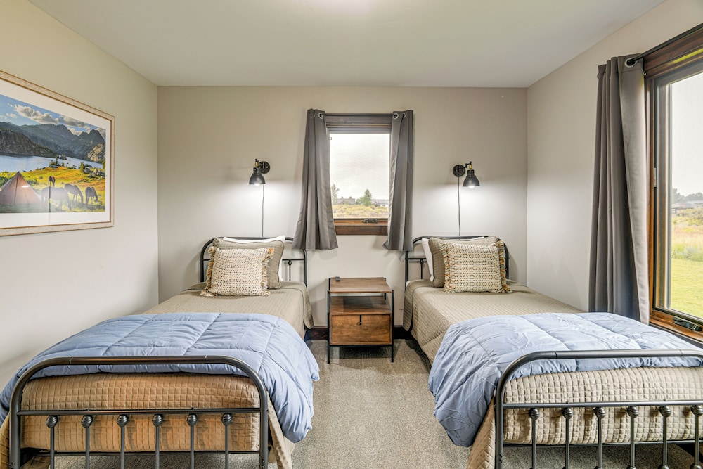 Pinedale Getaway Near Hiking, Skiing & Lakes!