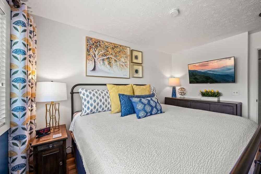 Indoor Pool Hot Tub Sleeps 6 Mountain Views