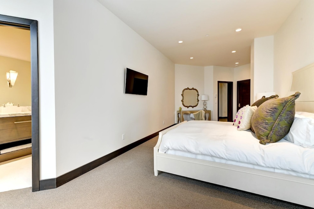 KBM Resorts Walk to Slopes, Sports Court, Private Home Theater, Sleeps 17, Outdoor Hot Tub Pco-184m