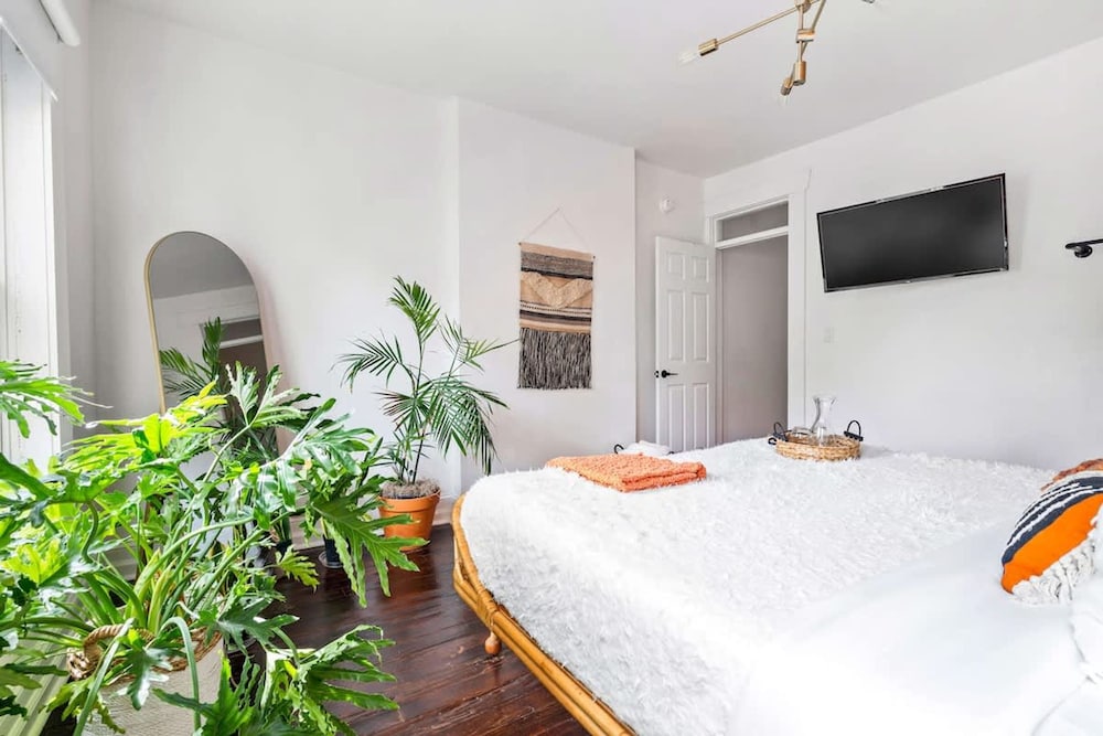 Short North Convention King Bed Parking Free