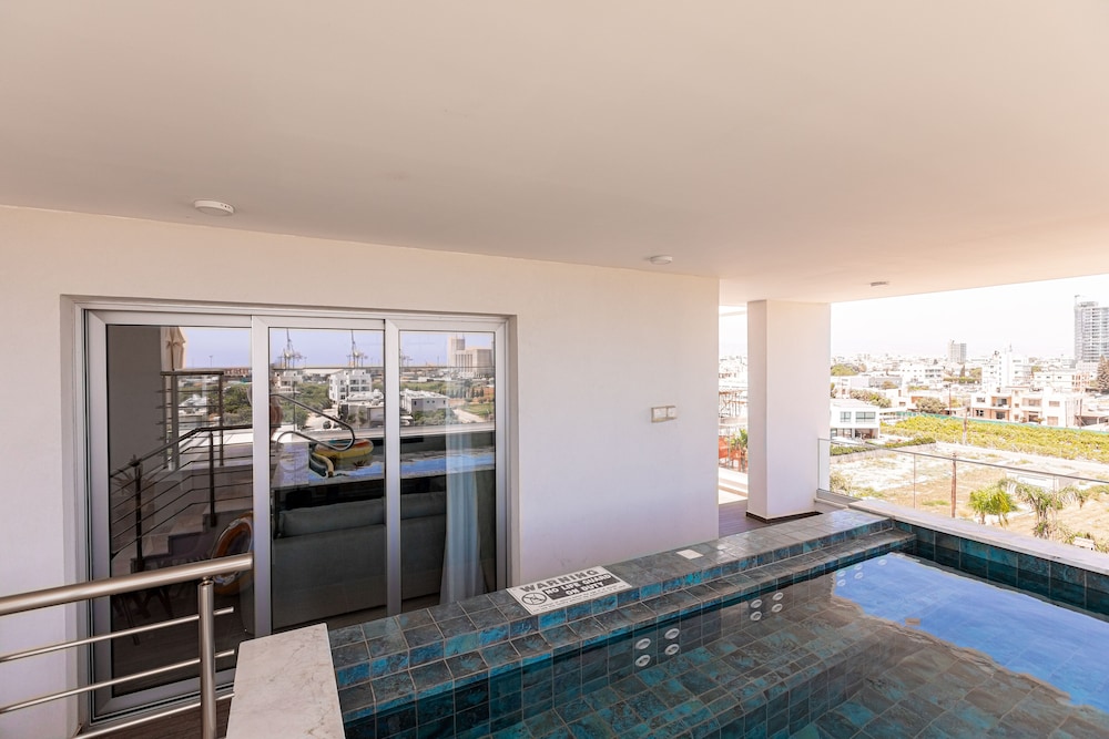 YAMAS Urban Living Platinum 77 Penthouses