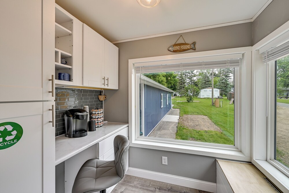 Lakefront Getaway w/ Private Dock in Colon!