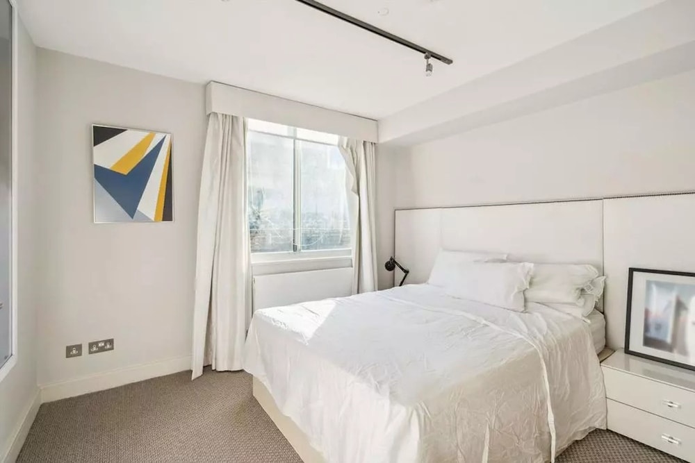 Luxurious 3-bed 2-bath Apartment in Belgravia