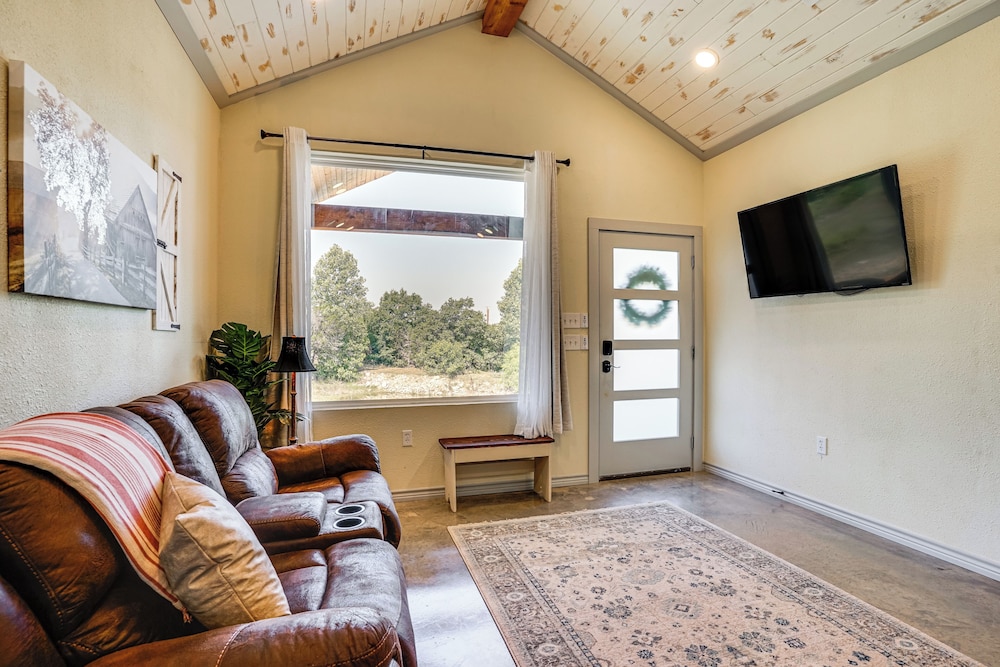 Recently Built Cabin w/ Pavilion in Granbury!