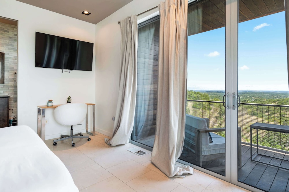 Luxury 4BR Hilltop Retreat Hot Tub & Scenic Views