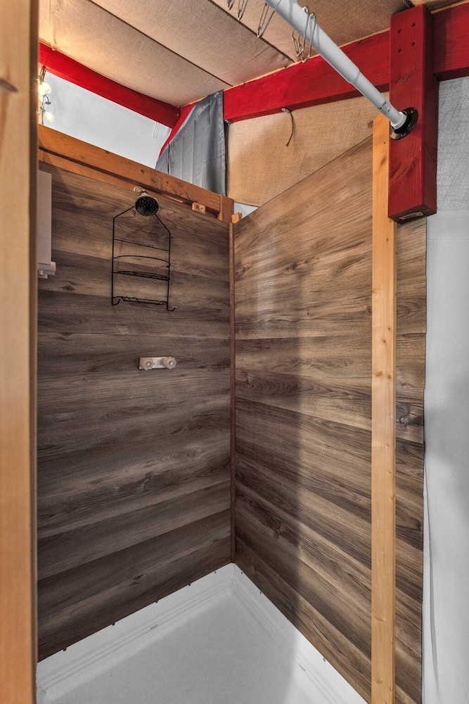 Bohemian Cabin: Hot-tub, Serene Retreat, Pet-friendly, 10-mins to Downtown!