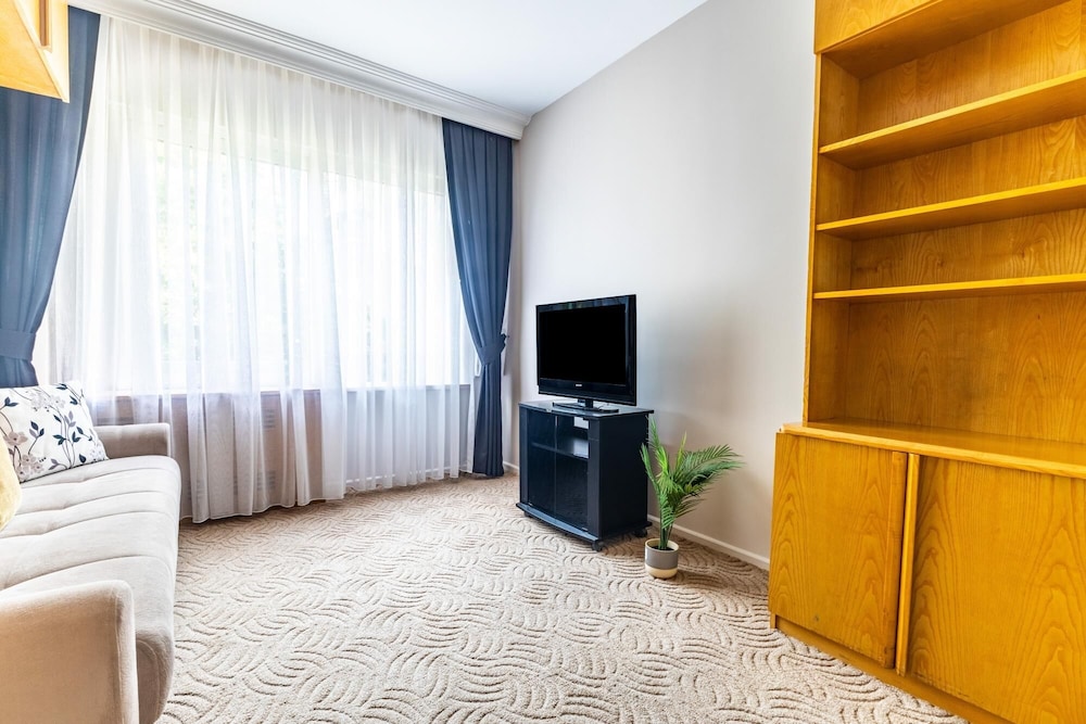 Chic Spacious Flat w Balcony 5 min to Moda Coast
