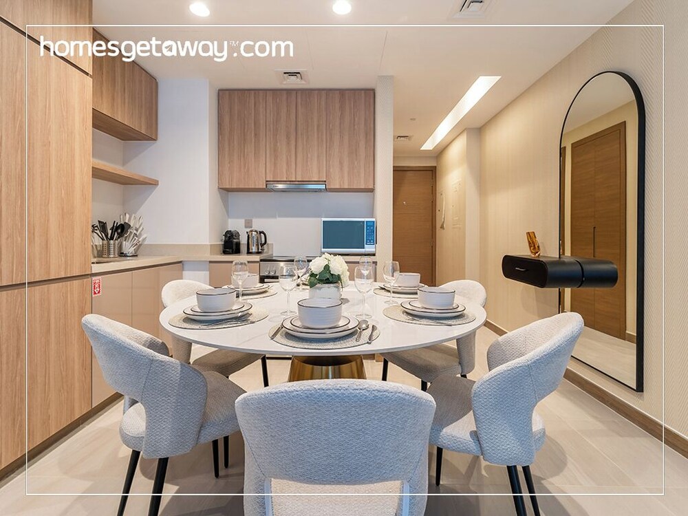2BR Luxury with Stunning Lake View in Business Bay