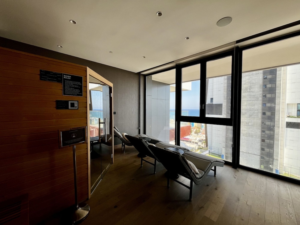 128 LIM - 2002 Stay Only Tower Suite