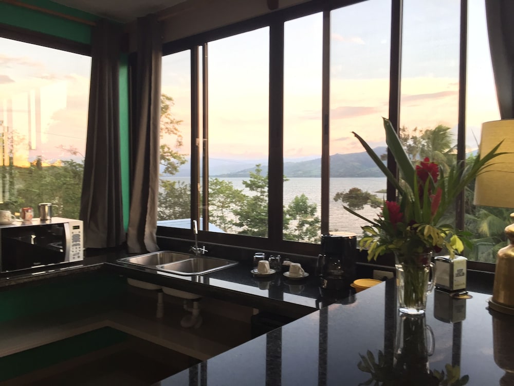 BlueBay Bugenvil Lake Lodge