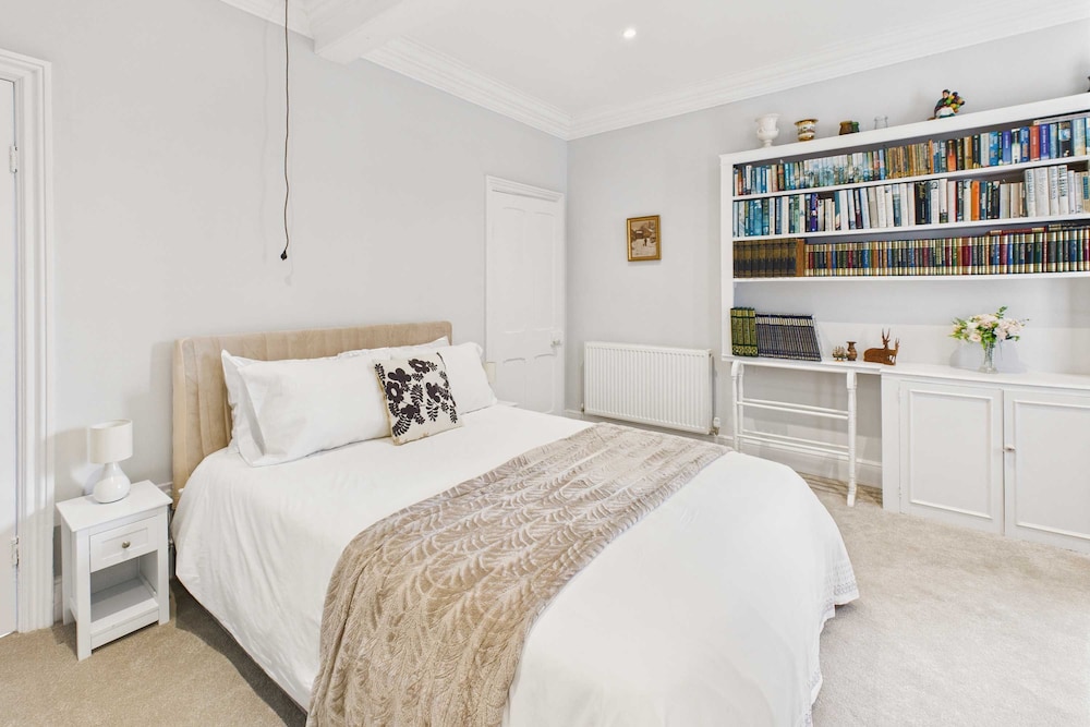 Host Stay Thornecroft