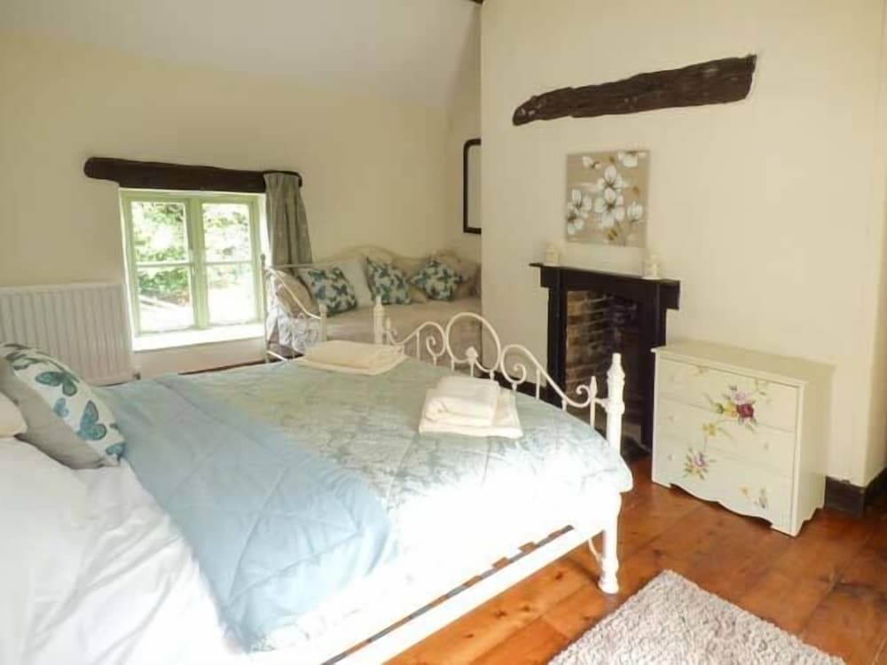 Ploony Cottage view 3
