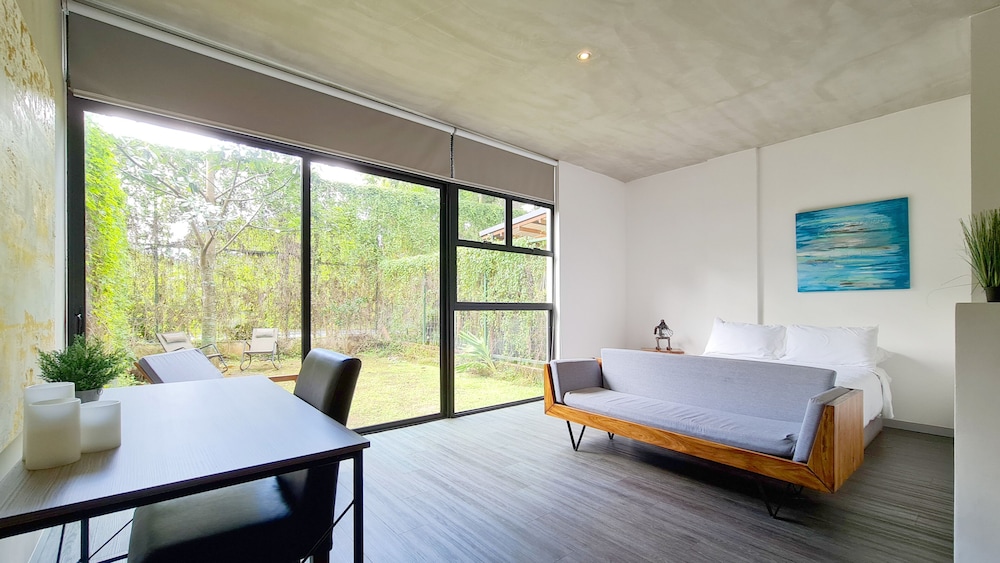 BEE Suites Santa Ana