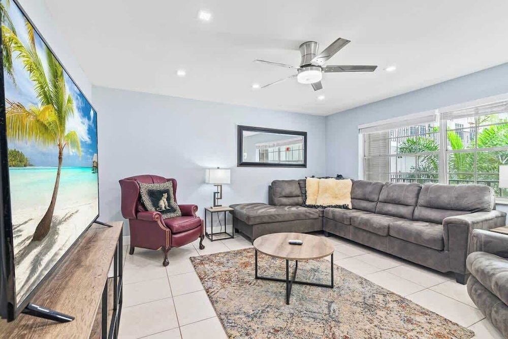 Colonial Manor Condos - Fort Lauderdale