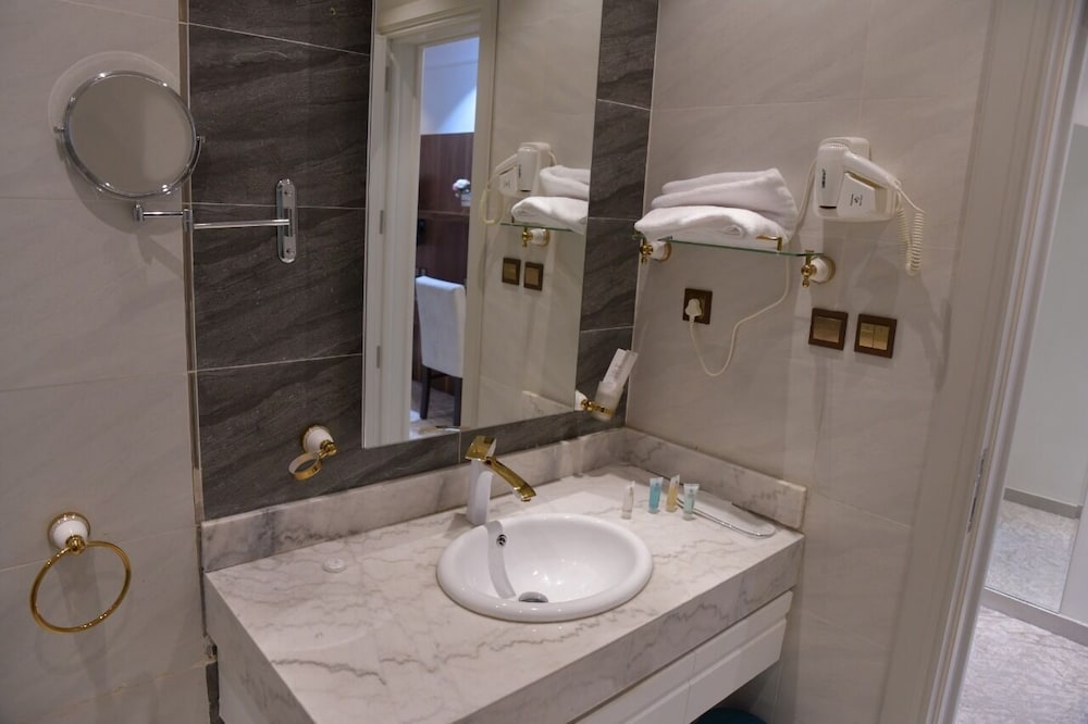 Crown City Hotel