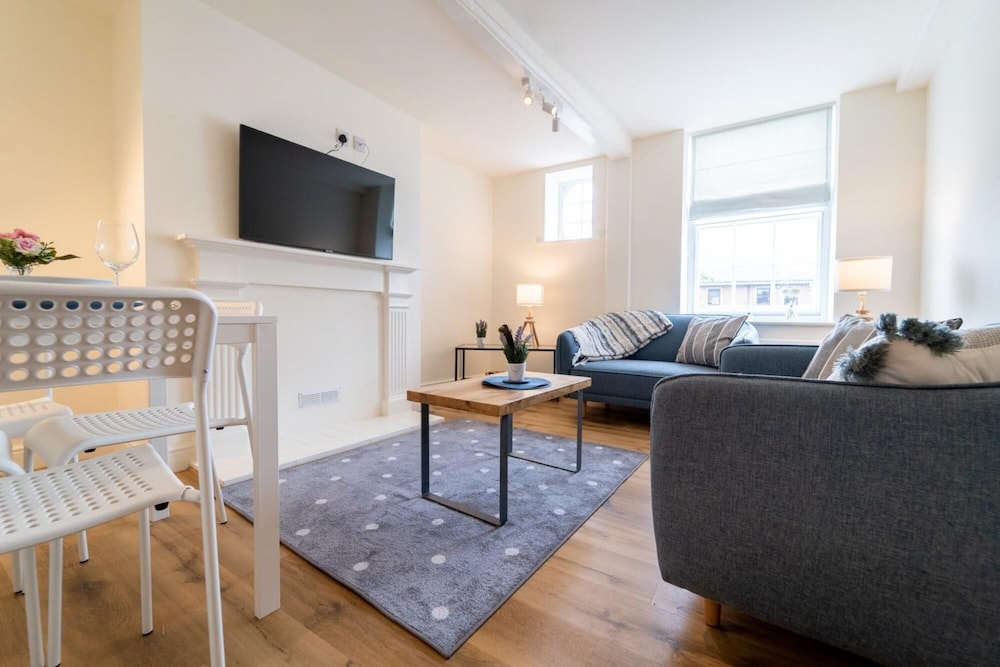 Stylish Spacious 1 bed Apartment - Downtown view 4