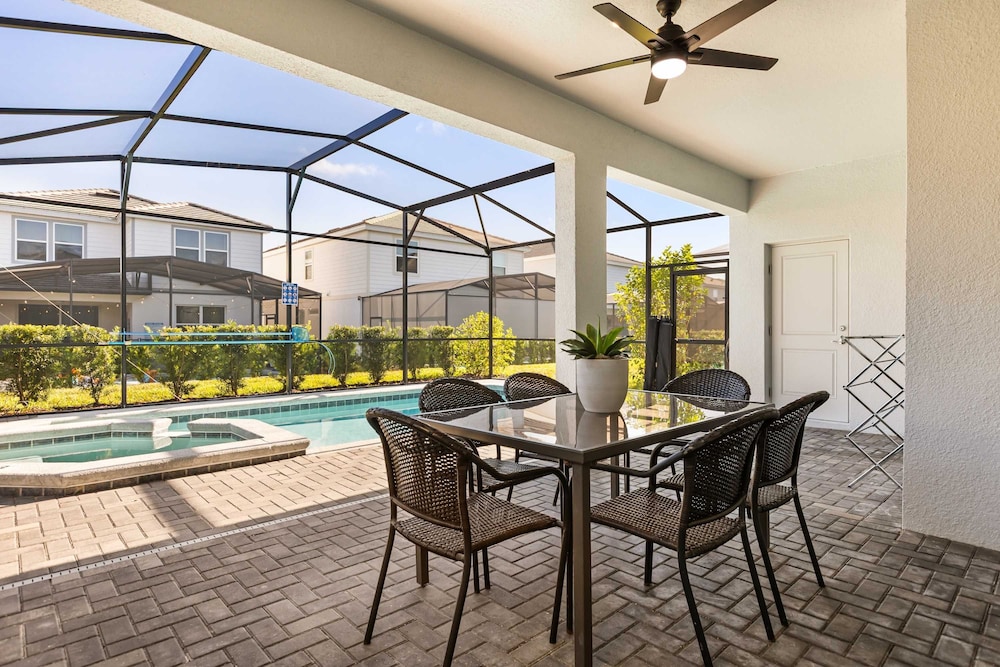 Family Fun Villa w Pool Hot Tub Game Room