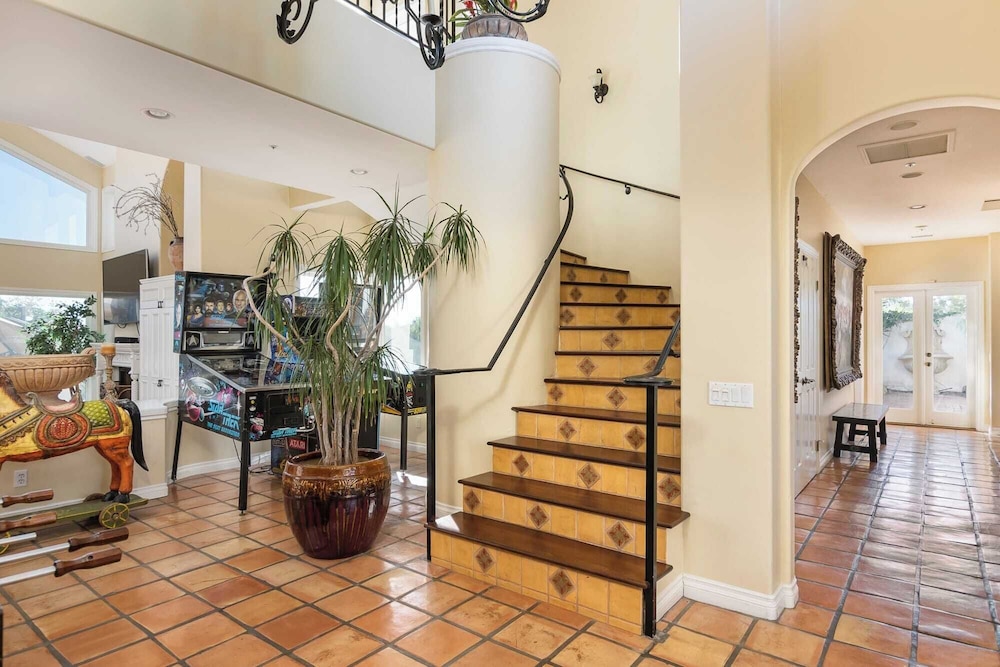 Two Estates w/ Pools, Hot Tubs, Game Rooms, Valley Views & Tennis Court Near Beaches & Wineries