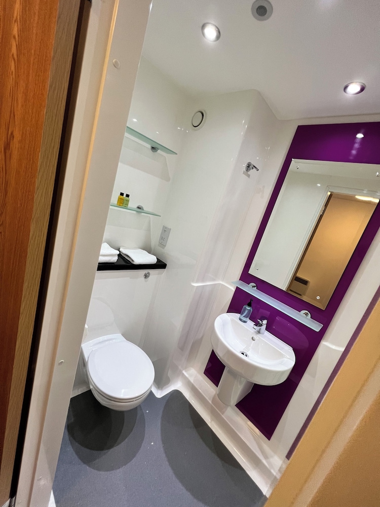 Ensuite Room @ Astor House by Pureserviced