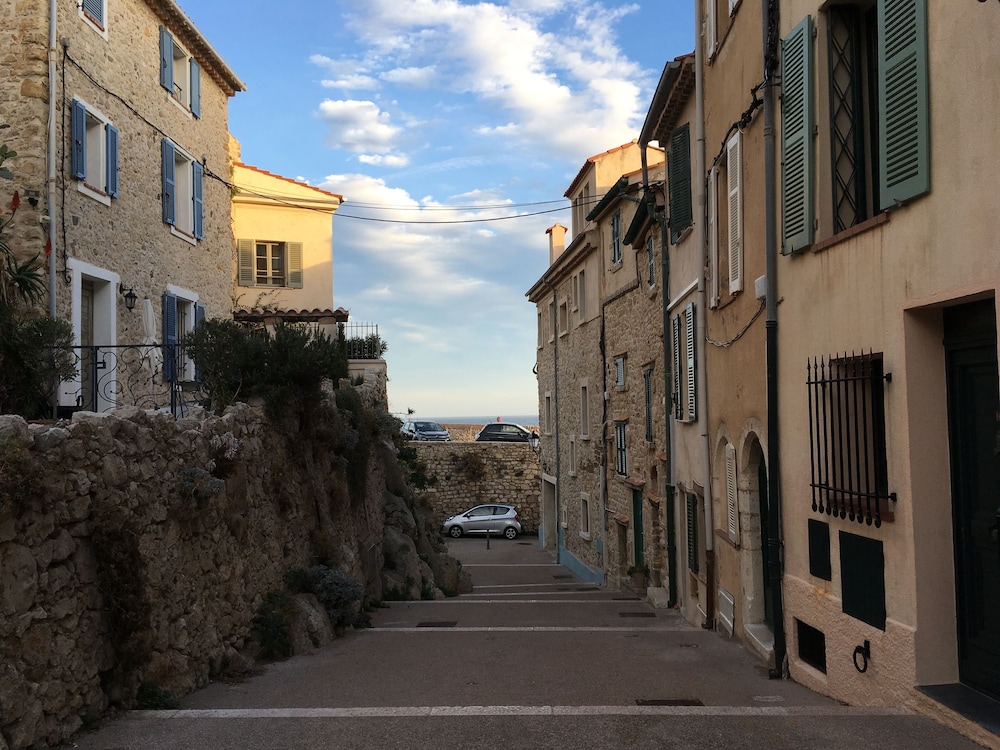 Picasso Apartments view 4