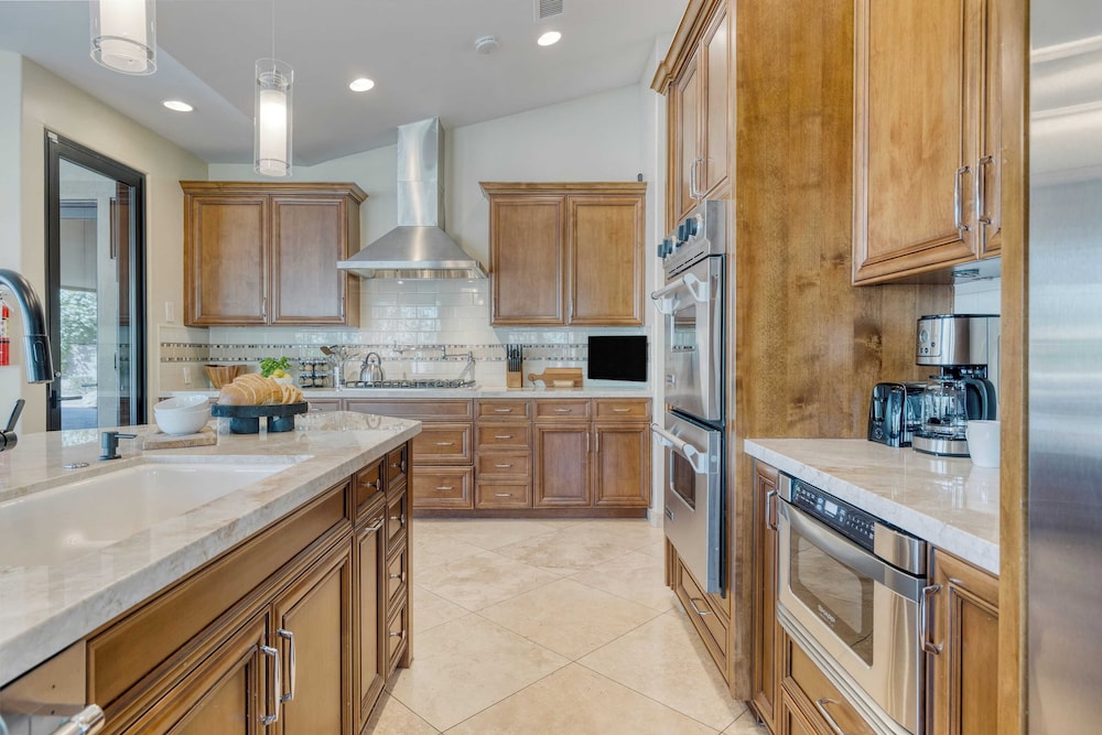 Luxe Scottsdale Oasis With Pool, Hot Tub, Firepit and Outdoor Lounge Avantstay
