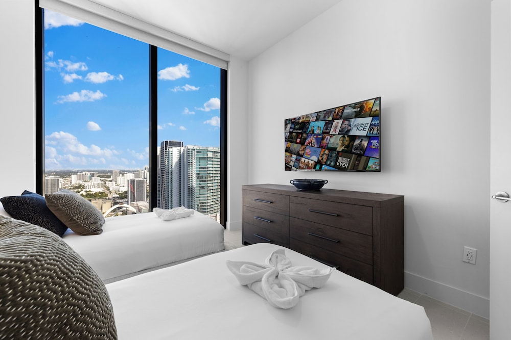 Lux Studio W City Views and Pool