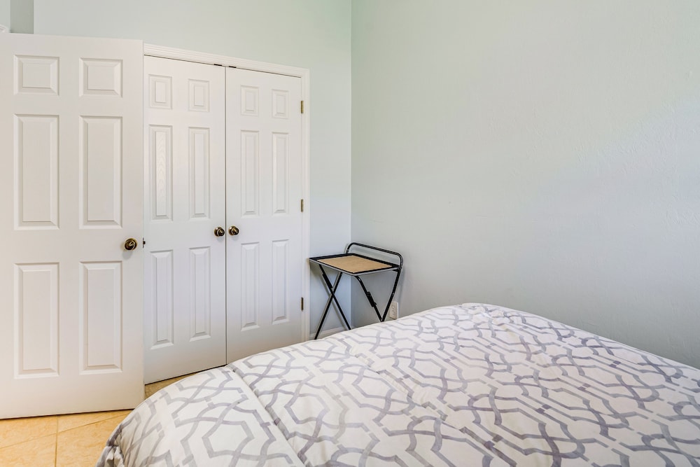 4 Mi to Beaches: Fort Myers Escape w/ Patio