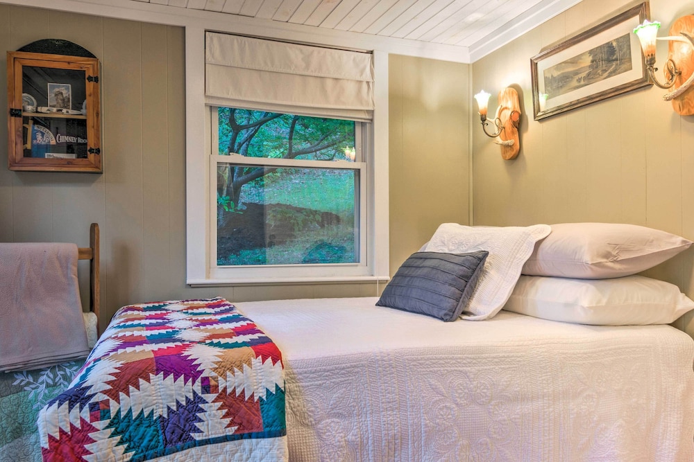 Mtn Views + Fire Pit: Serene Chimney Rock Abode view 5