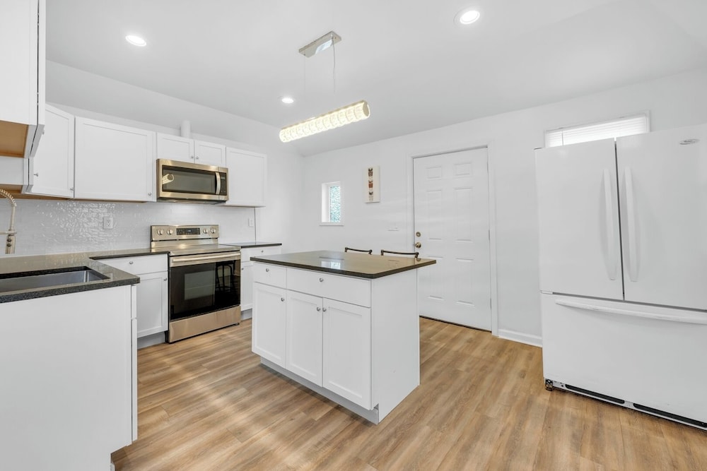 Spacious 3BR Detroit Apt Sleeps 7 + Wifi