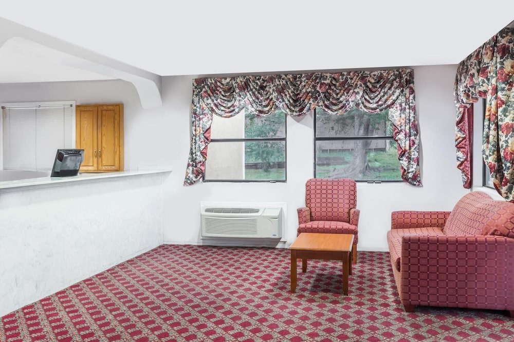Deluxe Inn Denton view 3