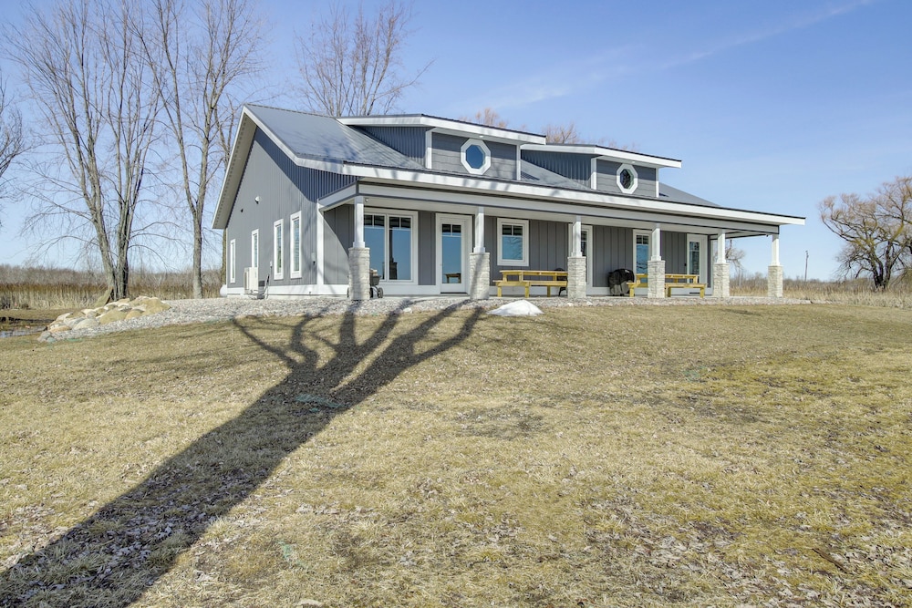 Dock & Panoramic Bay Views: Oconto Retreat!