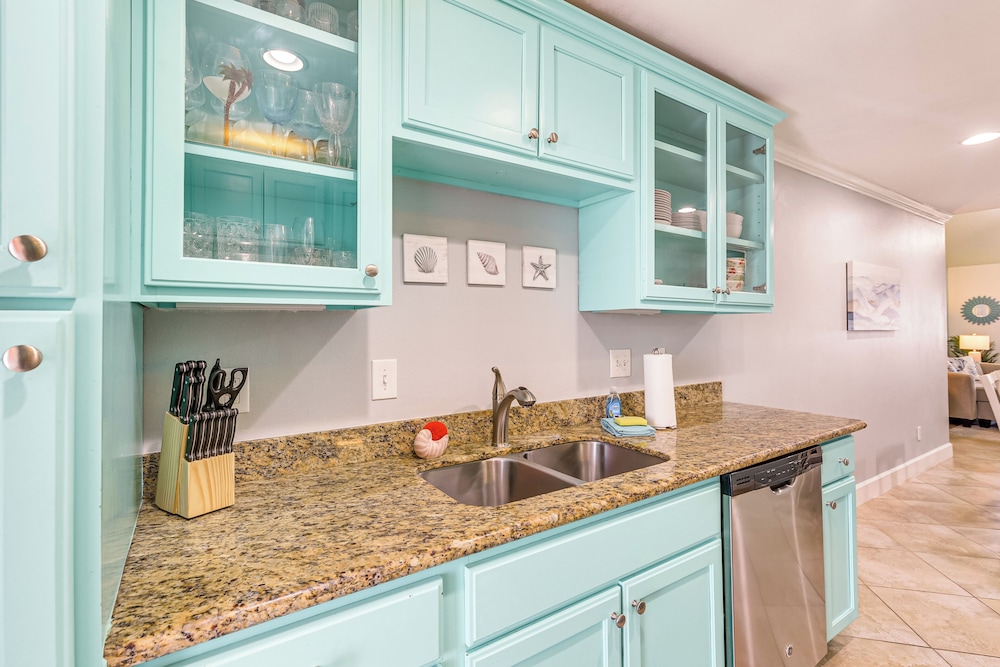 Steps to Beach: Ocean-view Galveston Condo!