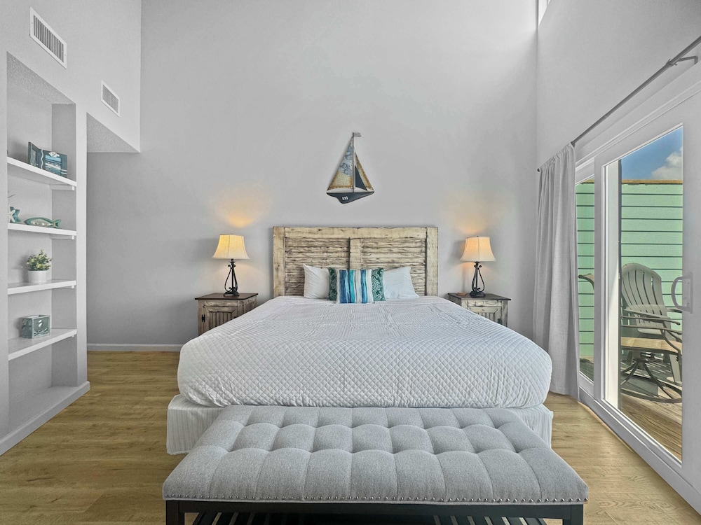 Duplex Beach Home for 6 With Balcony & Resort-style Amenities