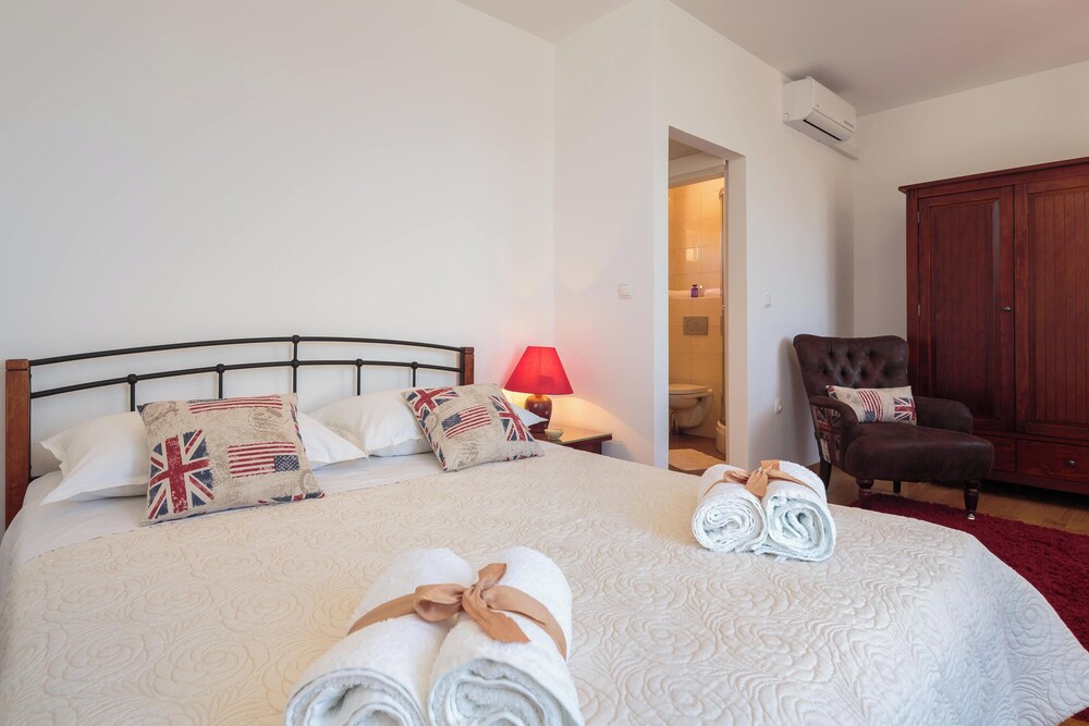 Impeccable 3-bed House in Supetar view 3