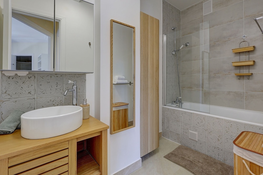 Elegant 1BR Near Eiffel & Champ de Mars