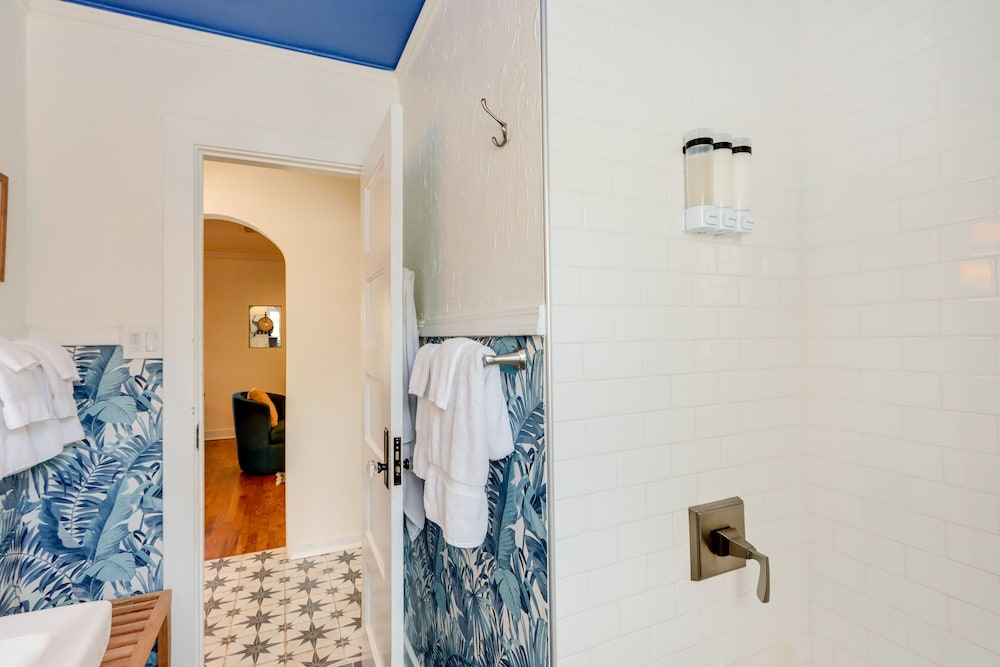 Chic Joplin Cottage w/ Patio < 3 Mi to Town!