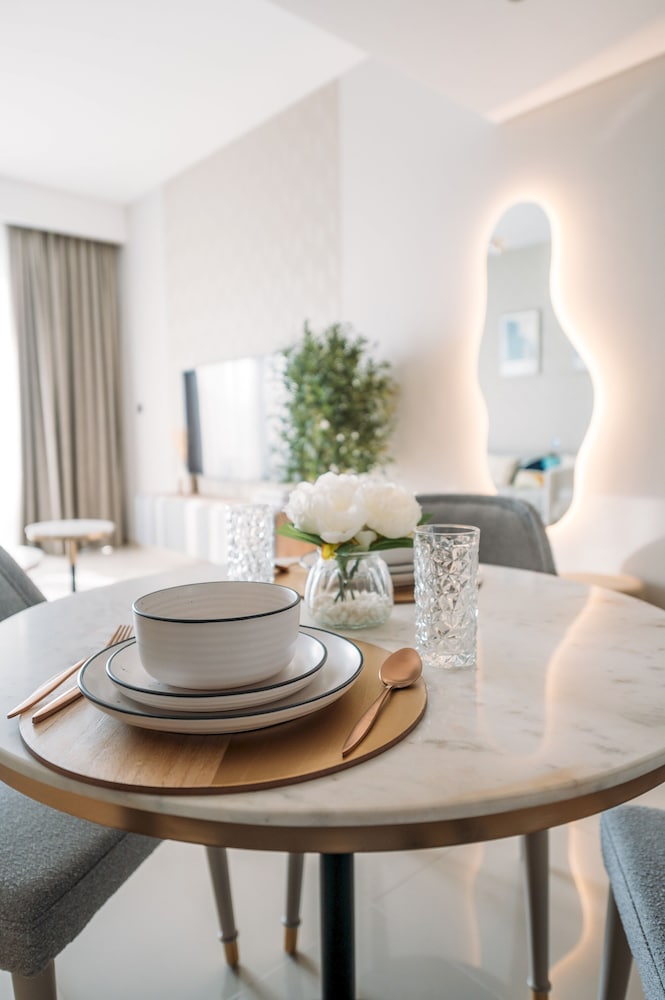 Elegant Stay: Balcony & Stunning Dubai Creek Views