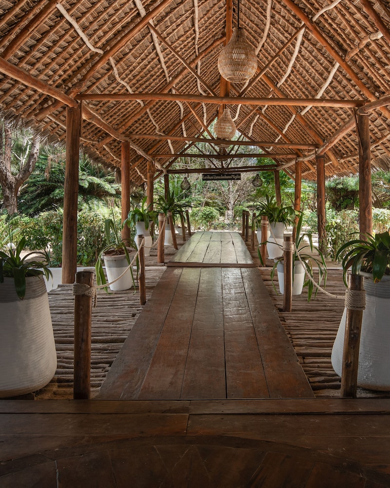 Hakuna Majiwe Beach Lodge