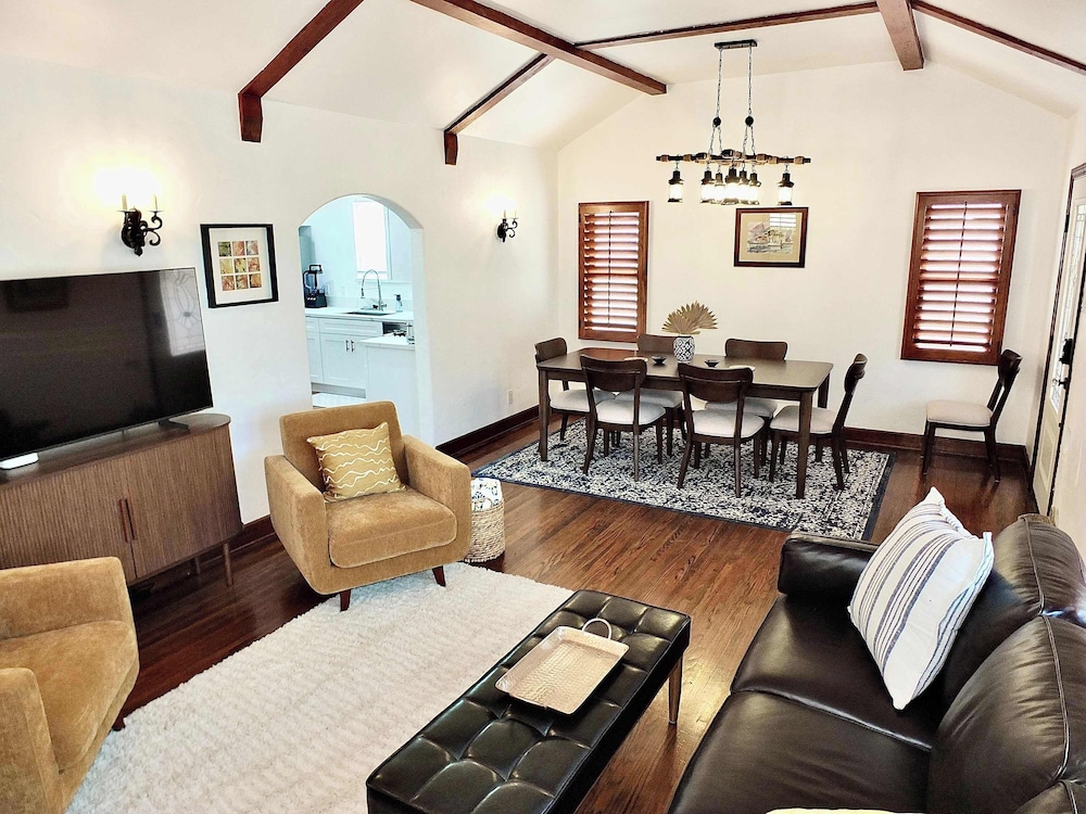 Belmont Shore Coastal Cottage - Cozy Home for 6 - 2 Blocks to Beach