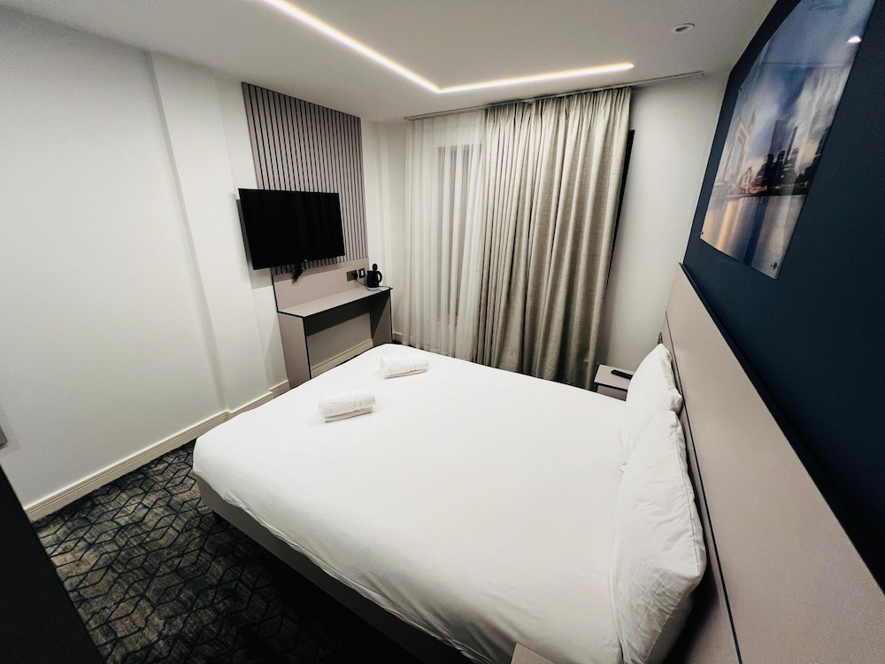 Ilford Vacations - Ilford Grand Hotel - Property Image 1