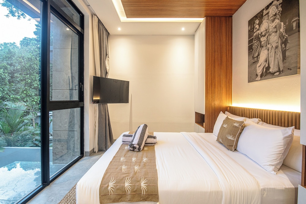 Enchanting 5BR Canggu Villa Moments to Sea